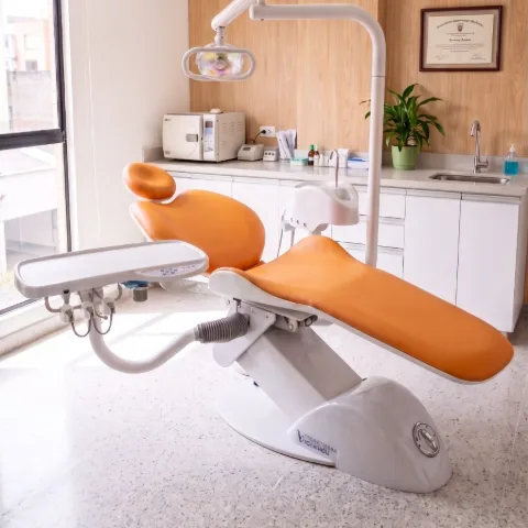 Unidad odontológica AD Onyx 500 de American Dental en un consultorio