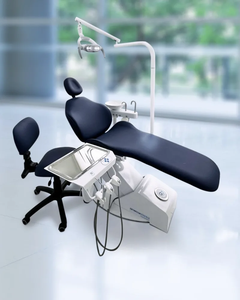 Unidad odontológica AD Smart 150 de American Dental en un consultorio, vista de tres cuartos